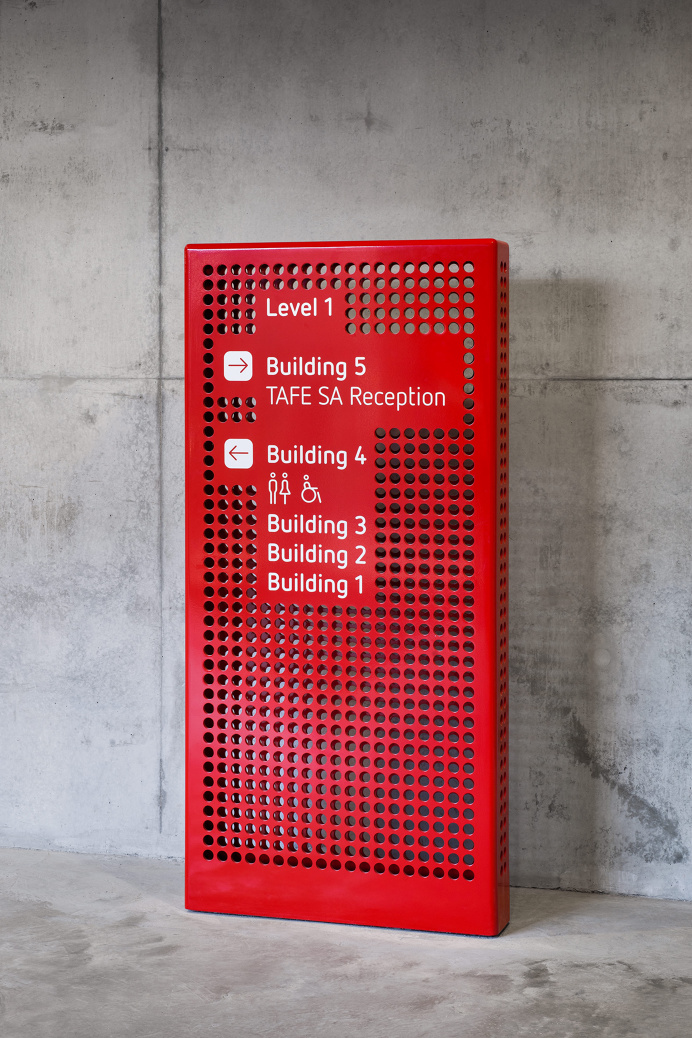 这一书中,拍摄下来的,内容大致为,新生儿室的标识导向设计,从设计和