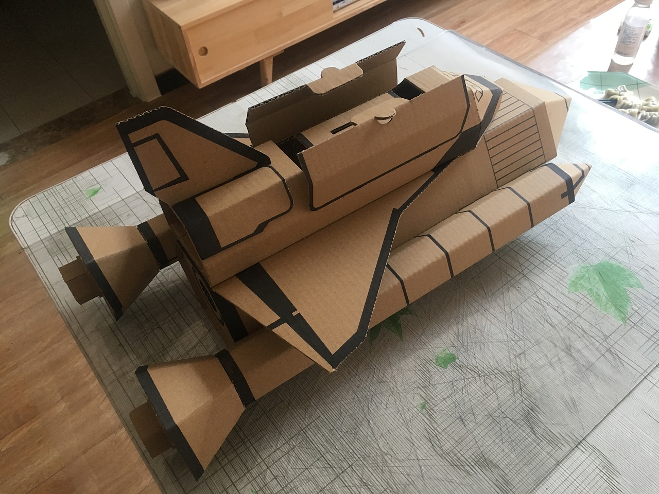 纸壳机器人,纸壳做机器人,穿在身上的纸箱机器人_大山谷图库