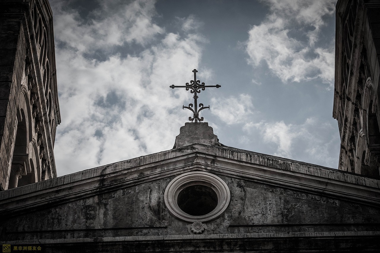 仰望苍天,教堂仿佛变得神圣起来。