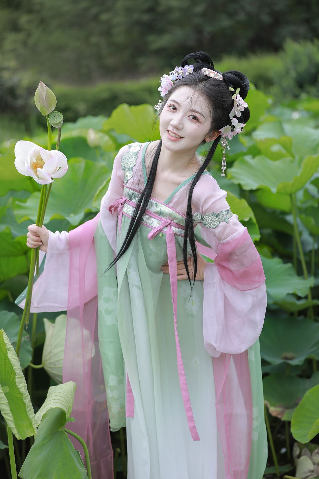 荷叶罗裙一色裁，芙蓉向脸两边开