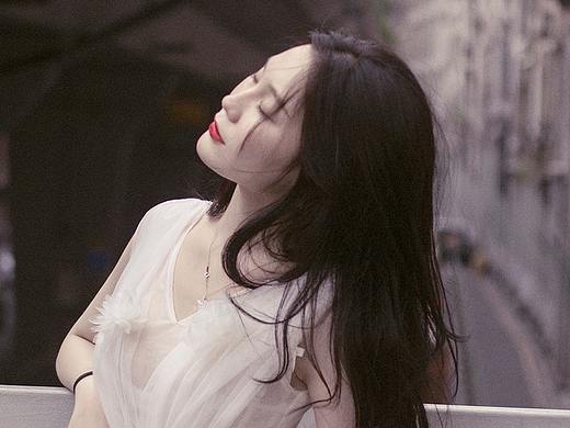 轻婚纱摄影——我最爱的那个你，教会我爱孤独。