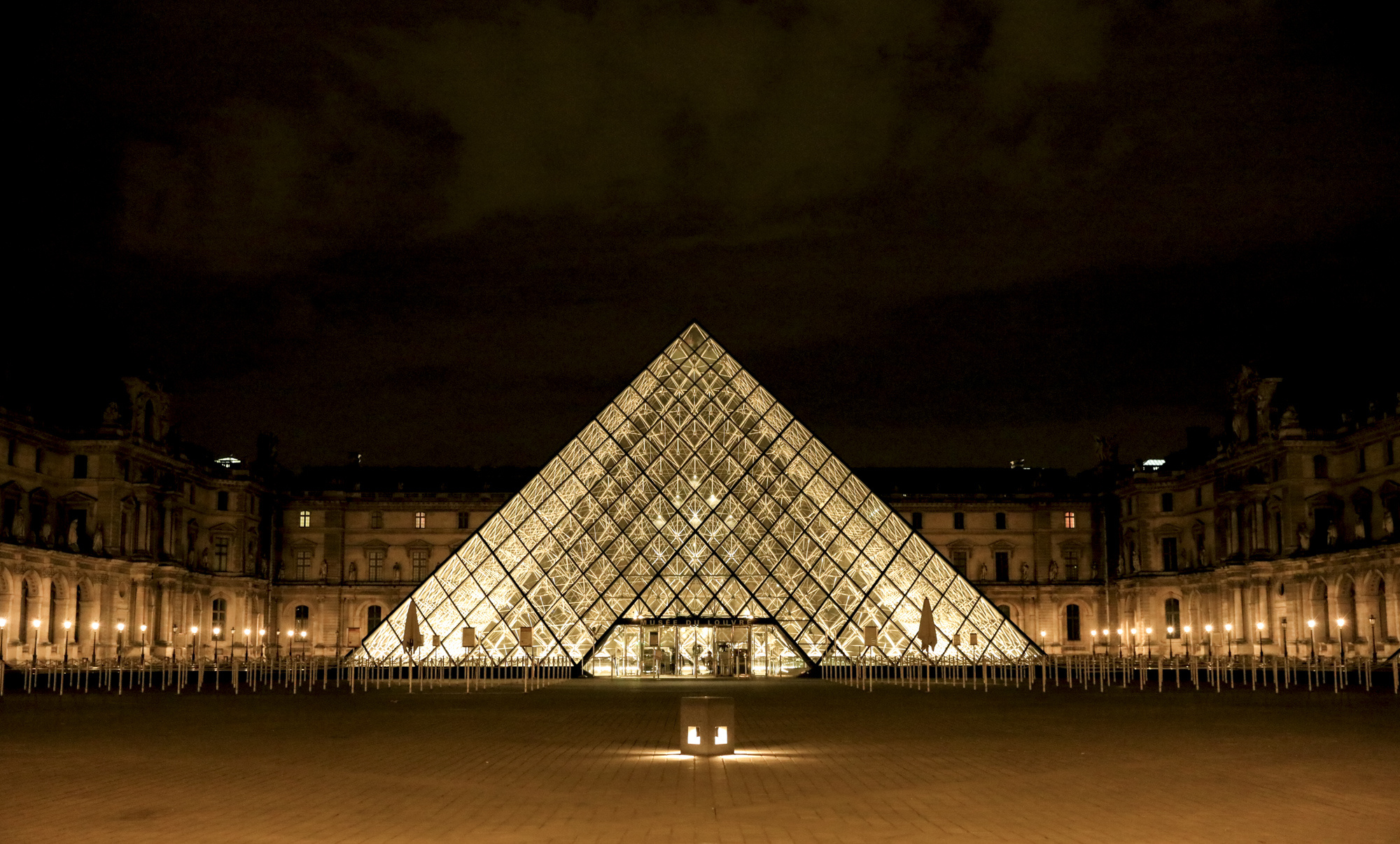 【携程攻略】巴黎卢浮宫博物馆景点,卢浮宫是世界十大博物馆之一，这里的馆藏丰富，包括蒙娜丽莎的微笑在…