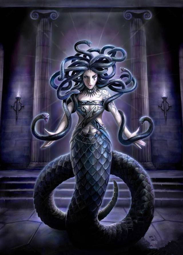 特别自大,在雅典娜面前说自己比神都美,因此雅典娜将她变成蛇发女妖