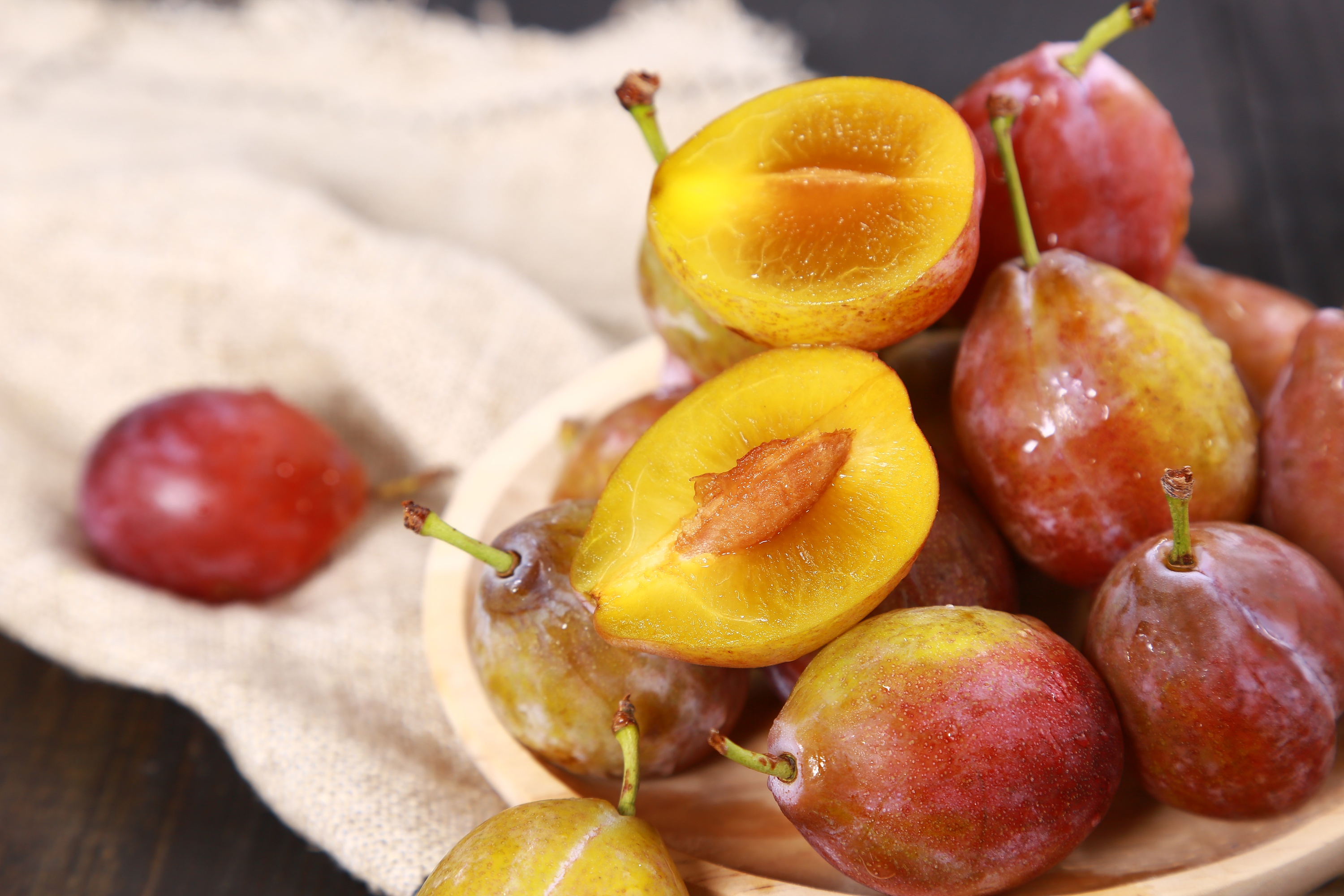 新鲜红褐鹅莓 库存照片. 图片 包括有 产物, 结构树, 鹅莓, 新鲜, 黄色, 食物, 常青树, 工厂 - 225173512