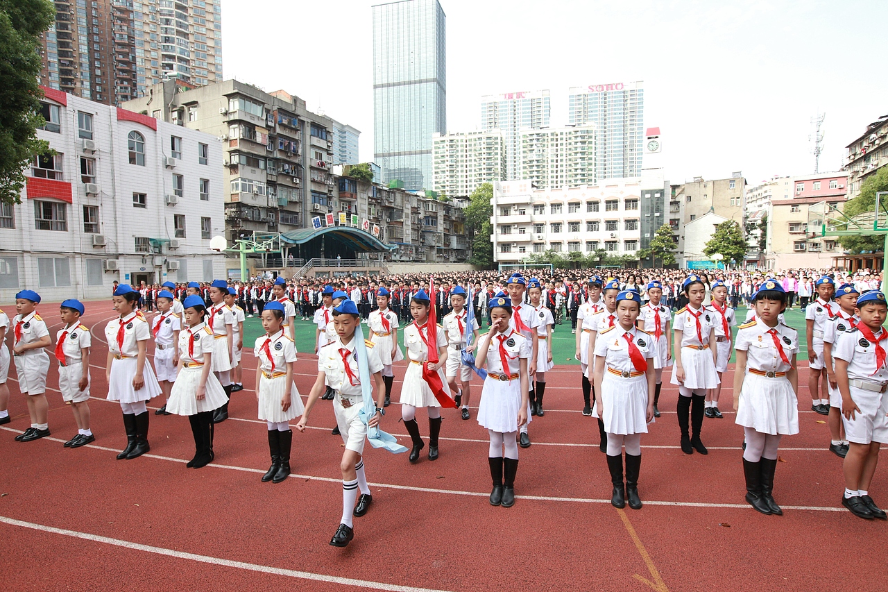 武汉市育才小学隆重的升旗仪式