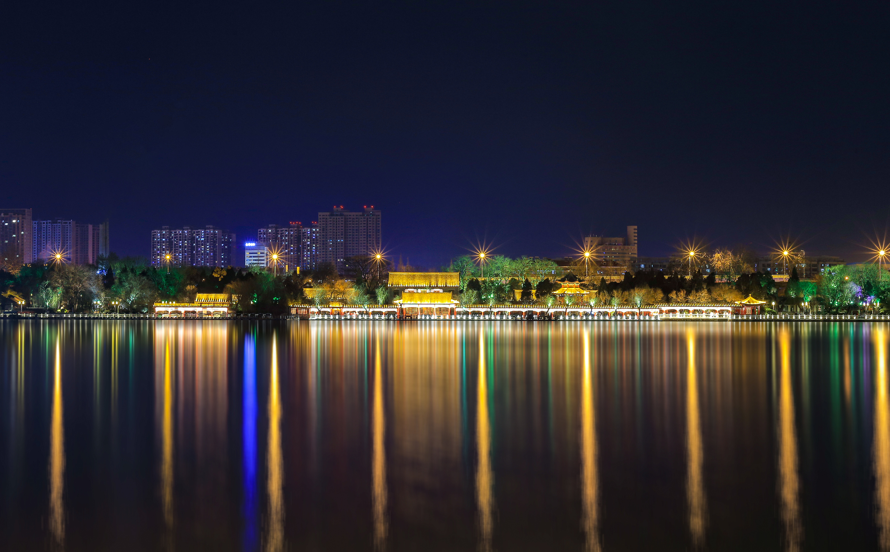 大明湖畔夜景图片
