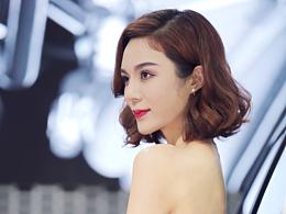 一袭红衣倾玉骨，何须流苏挽青丝。