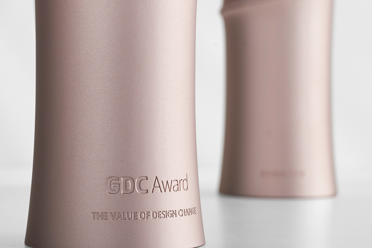 
2019 年，【GDC设计奖】在“设计改变的价值”主题之下，创参赛作品历史记录新高，共收到来自全球的参赛作品8136件。由13位国际评委历时50余小时评审，甄选384件优秀作品，并从中产生13个评审奖，35个提名奖，15个最佳奖，大奖获得率不足0.8%。<br><br><br>喏，这盒实力幸运茶长这样——<br><br>