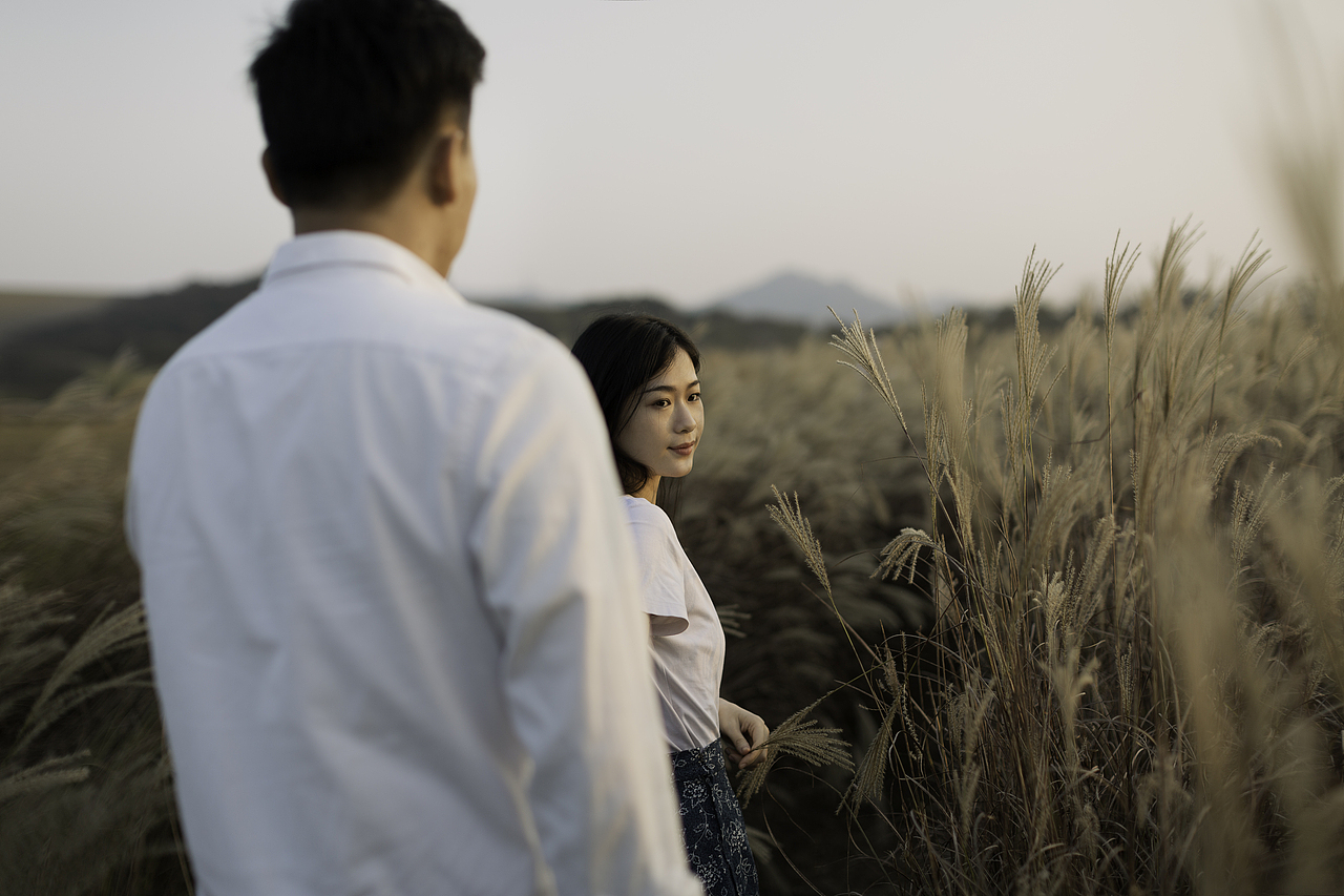 爱意弥漫在芦苇荡的秋风里「深圳情侣写真」（图ZMjg0OTA2NTU2） - 人像摄影 - 站酷设计师摄手座DA原创素材 - 站酷ZCOOL