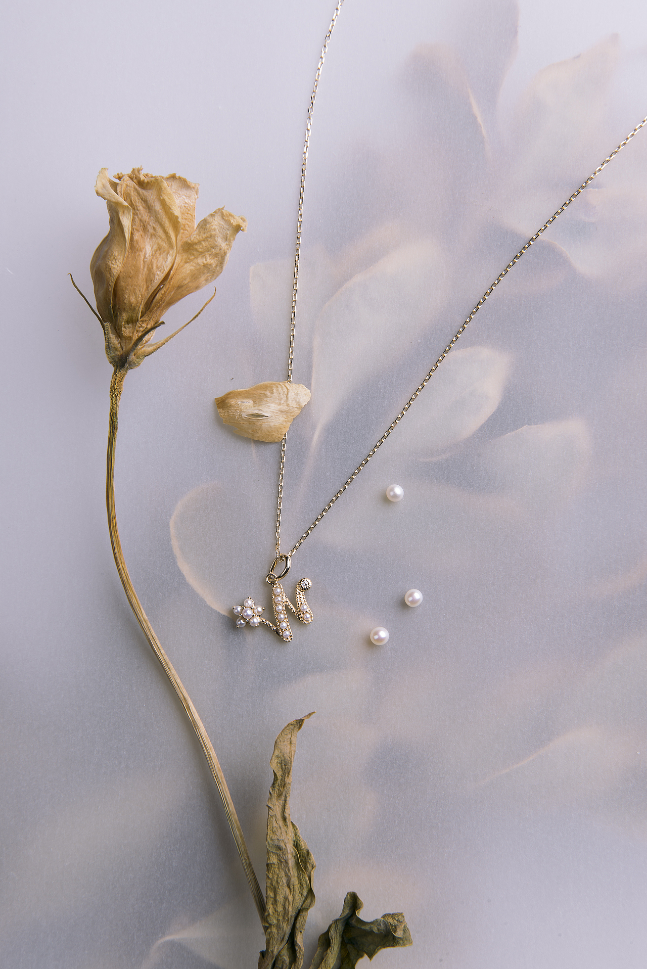 带珍珠的字母项链（图ZMTYxNzY5NDU2） - 产品摄影 - 站酷设计师Dim750原创素材 - 站酷ZCOOL