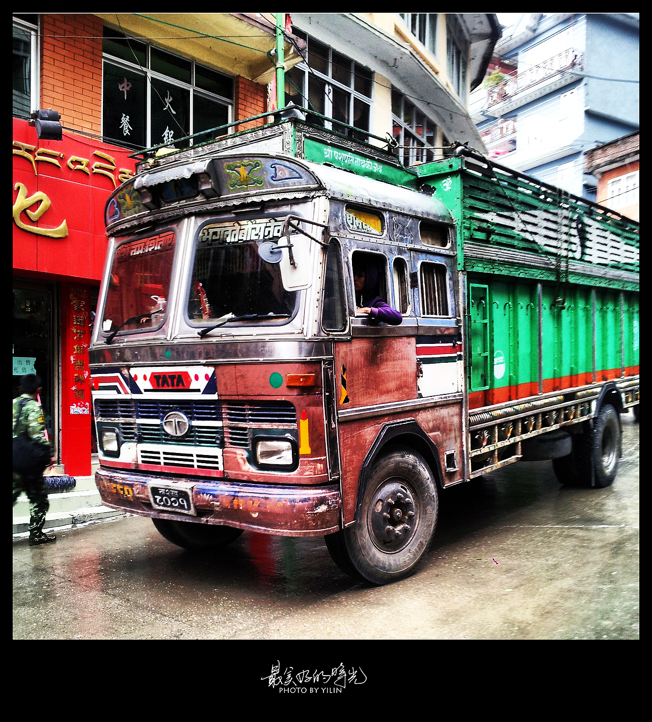 尼泊尔的印度TATA车，都是彩绘，里面都装饰的五颜六色，很有风情。