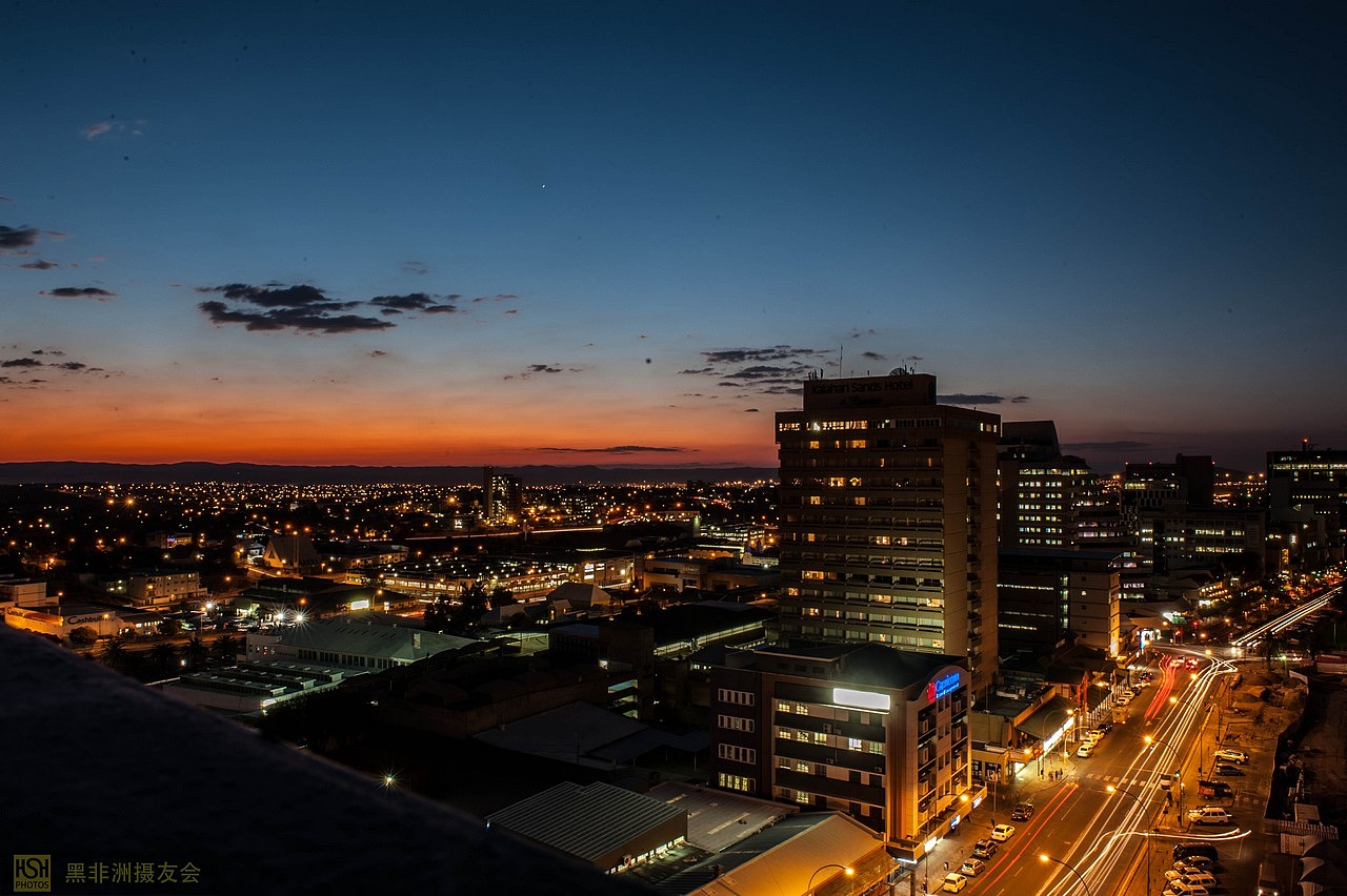 西山,观看日出最佳的场所就是位于市中心的希尔顿酒店,顶楼的sky&amp