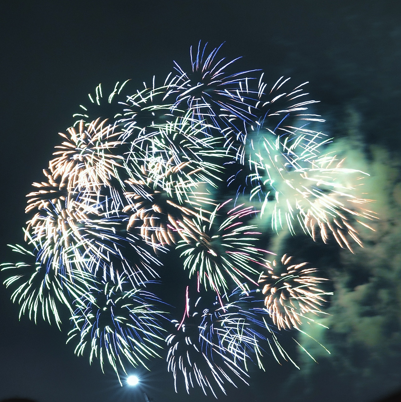 南昌十一國(guó)慶煙火大會(huì)（圖ZMzUyNTA3NzU2） - 風(fēng)光攝影 - 站酷設(shè)計(jì)師拾光者Orince原創(chuàng)素材 - 站酷ZCOOL