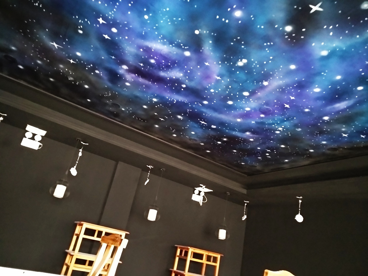 燥脾气精酿啤酒轰趴馆星空顶喷绘