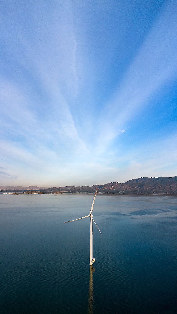 水光潋滟,浮光跃金