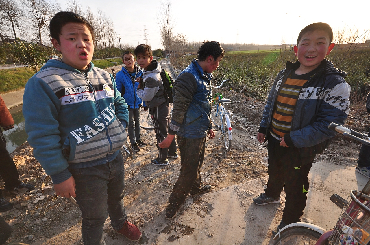 秦渡镇搭救落水少年