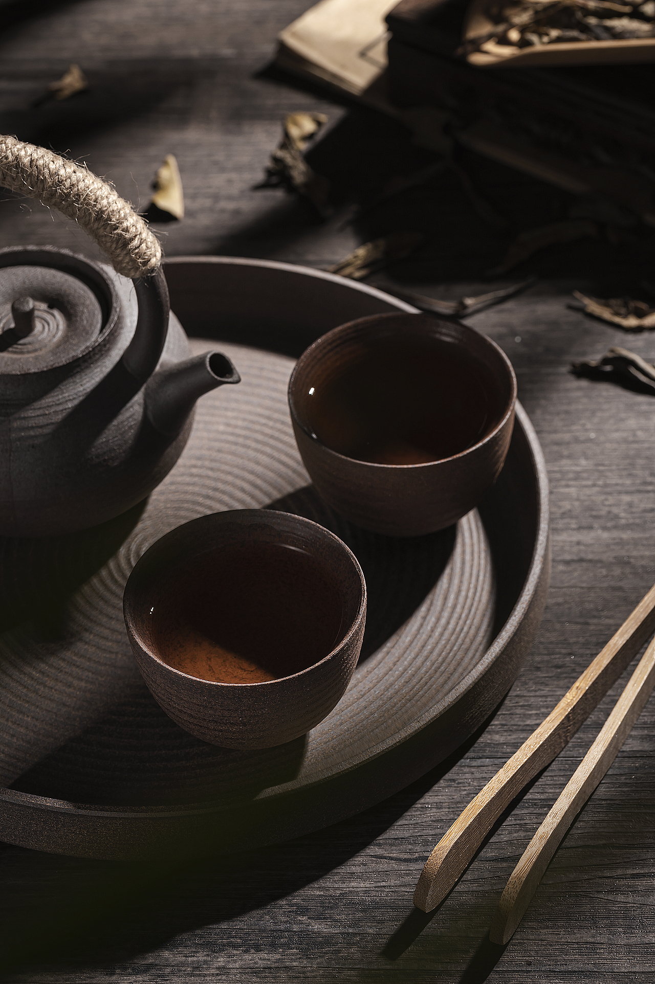 白葡萄酒蓝牙耳机红酒闹钟茶叶蓝牙耳机儿童相机产品拍摄标签茶叶静物