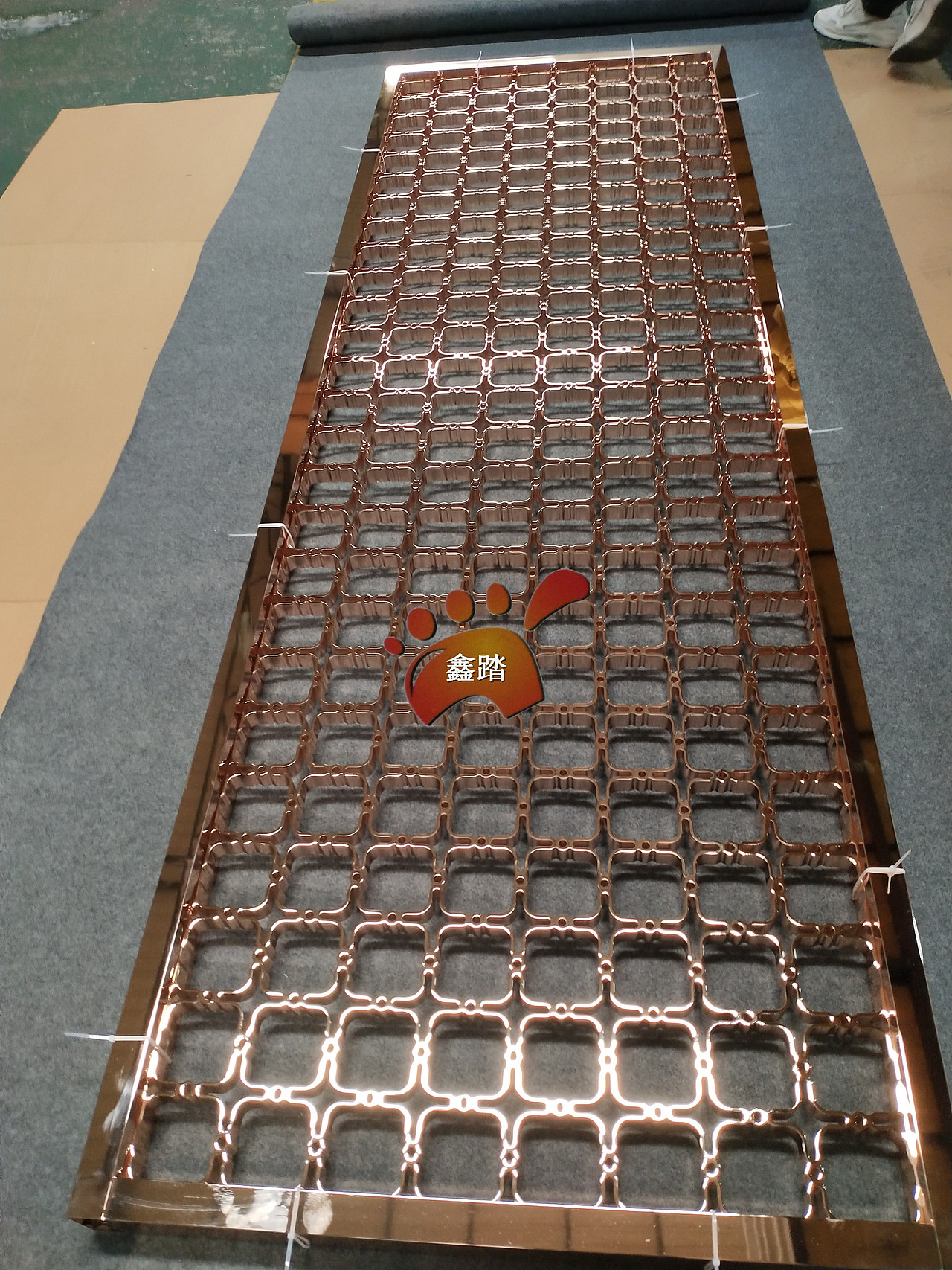 玫瑰金不锈钢焊接屏风拉丝面跟镜面有什么区别？