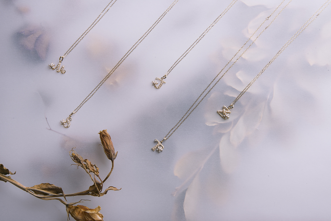 带珍珠的字母项链（图ZMTYxNzY5NTIw） - 产品摄影 - 站酷设计师Dim750原创素材 - 站酷ZCOOL