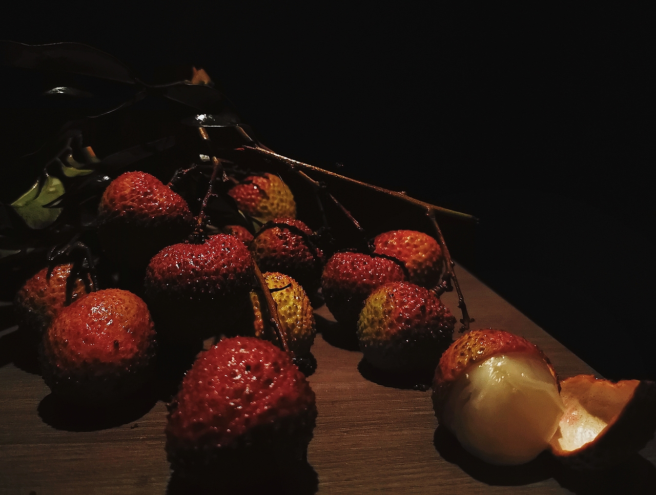 万国笙歌醉太平,倚天楼殿月分明。
云中乱拍禄山舞,风过重峦下笑声。