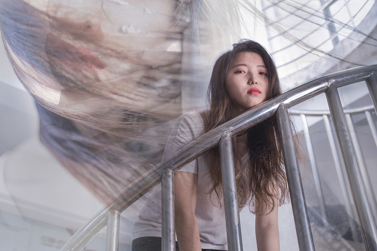 困在风里（图ZMTUwNTEyNzAw） - 人像摄影 - 站酷设计师葡萄亮晶晶PHOTo原创素材 - 站酷ZCOOL