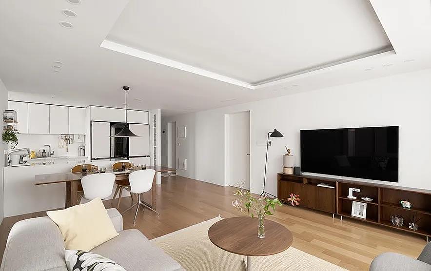 112㎡的三室两厅,以简单纯粹的白色和原木打底的空间