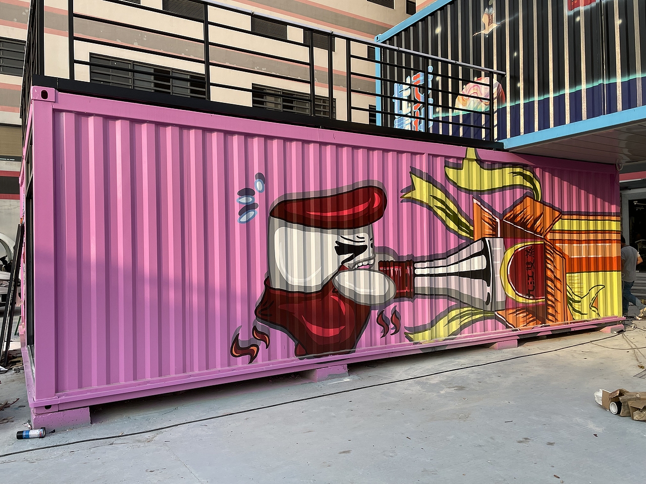 历时两个月的时间集装箱手绘画终于完成了