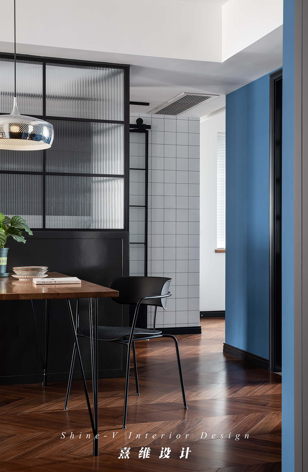 ▲厨房门边的墙涂成蓝色,作为餐厅一部分的配色,在同一个空间之下,与客厅的白色区分开来,设计师利用同色同质,却不同形式的门与墙,让细节众多的小空间显得精细又整体,自由与灵活堆叠在复古式鱼骨直拼地板上,通过对功能的提纯使得自在变得容易获得。