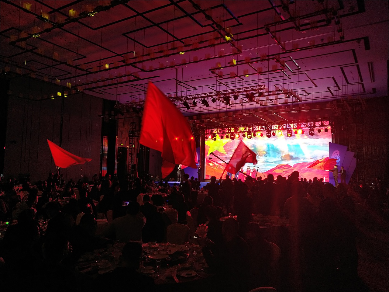 2020泰岳集團年會外景，現(xiàn)場燈光，舞美布置（圖ZMTk4ODgxMDUy） - 展陳設計 - 站酷設計師_Anthony原創(chuàng)素材 - 站酷ZCOOL