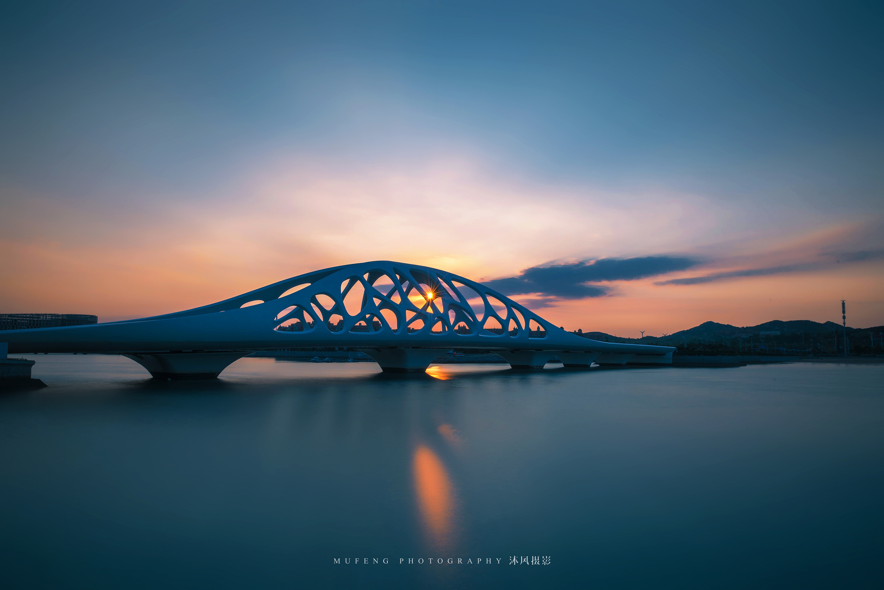 青岛珊瑚贝大桥日落风光