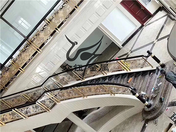 铝铜楼梯护栏 别墅K金旋转楼梯栏杆靓丽且典雅