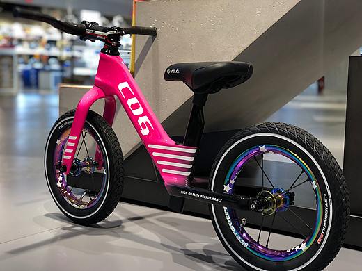 COG PINK BIKE KIDS一款精致的儿童平衡车（个人主页-ZNDU1NTc2NDQ=） - 产品摄影 - 站酷设计师悟空体育原创素材 - 站酷ZCOOL