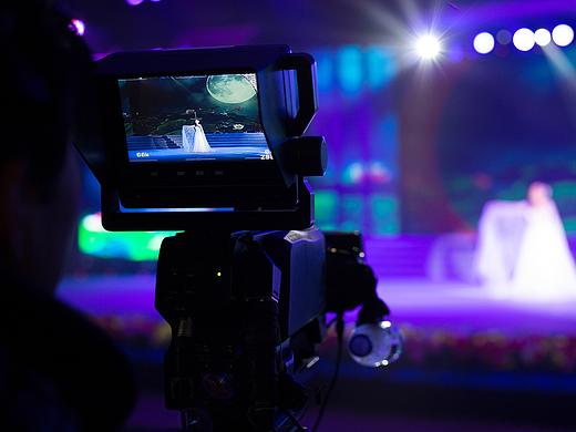 央视双语主持人Chadwick曹凯春晚节目现场