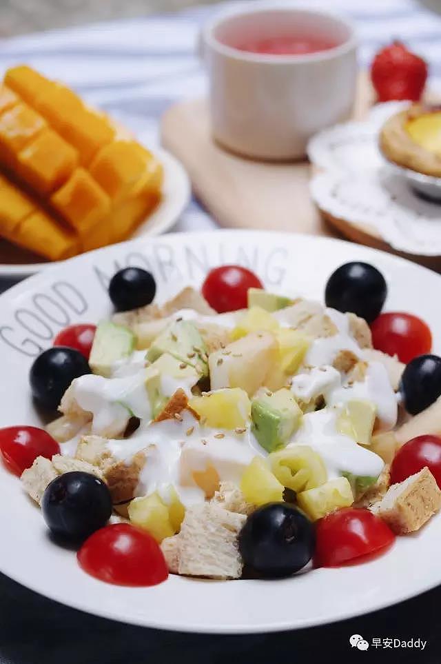 之前在别处看来的芒果切法,试了试,将果肉翻出来的瞬间那感觉果然很爽,治愈强迫症,造型也不错。