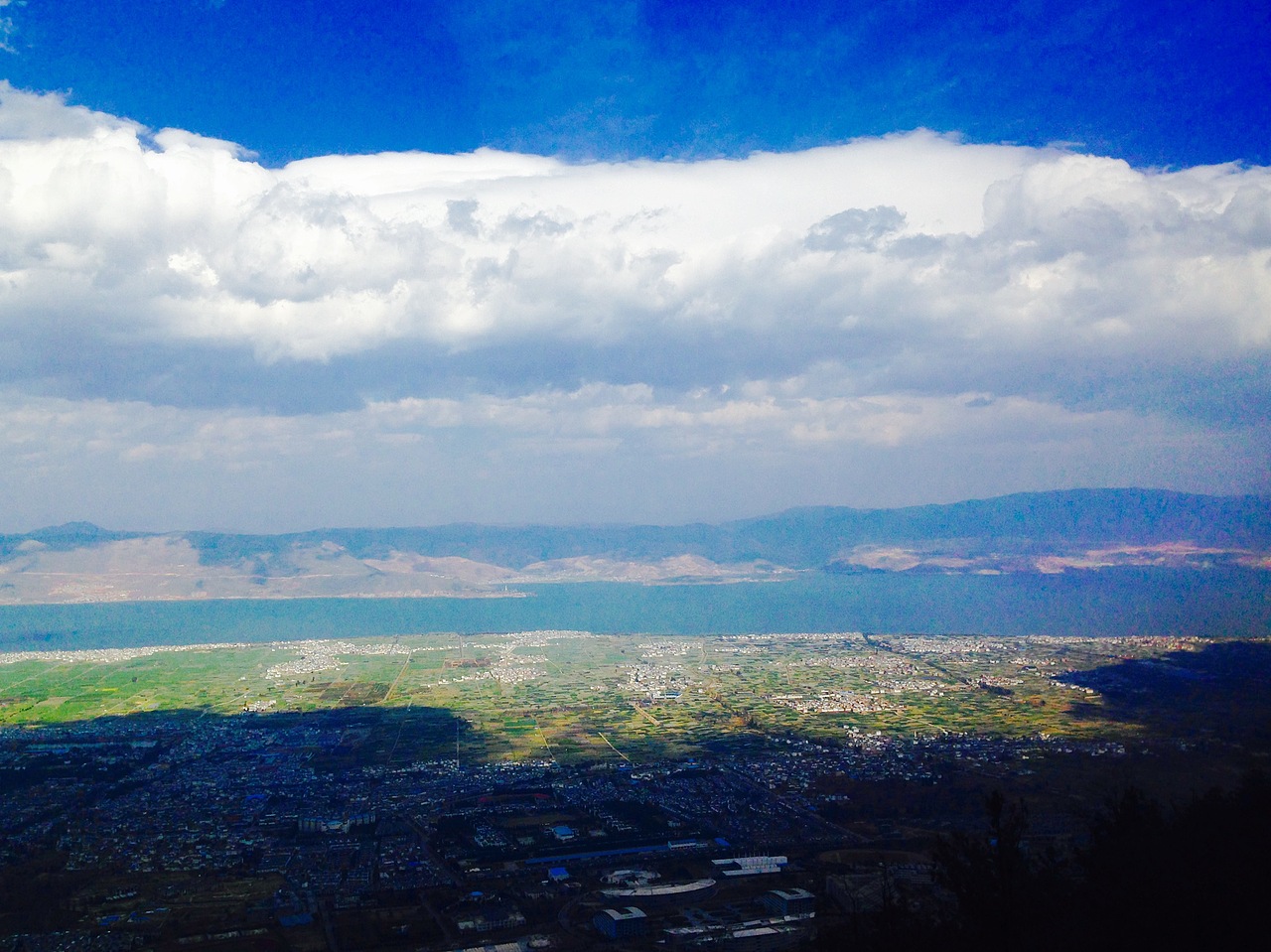 云
洱海<br>大地