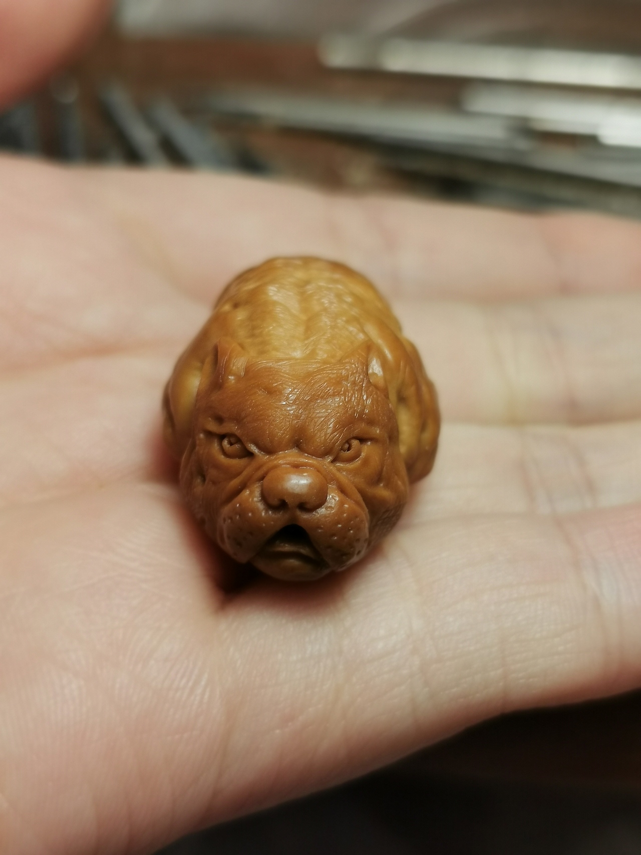 橄榄核雕刻恶霸犬