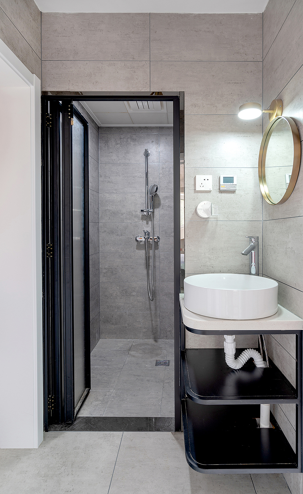 盥洗池下方采用开放格设计,既实用又美观.