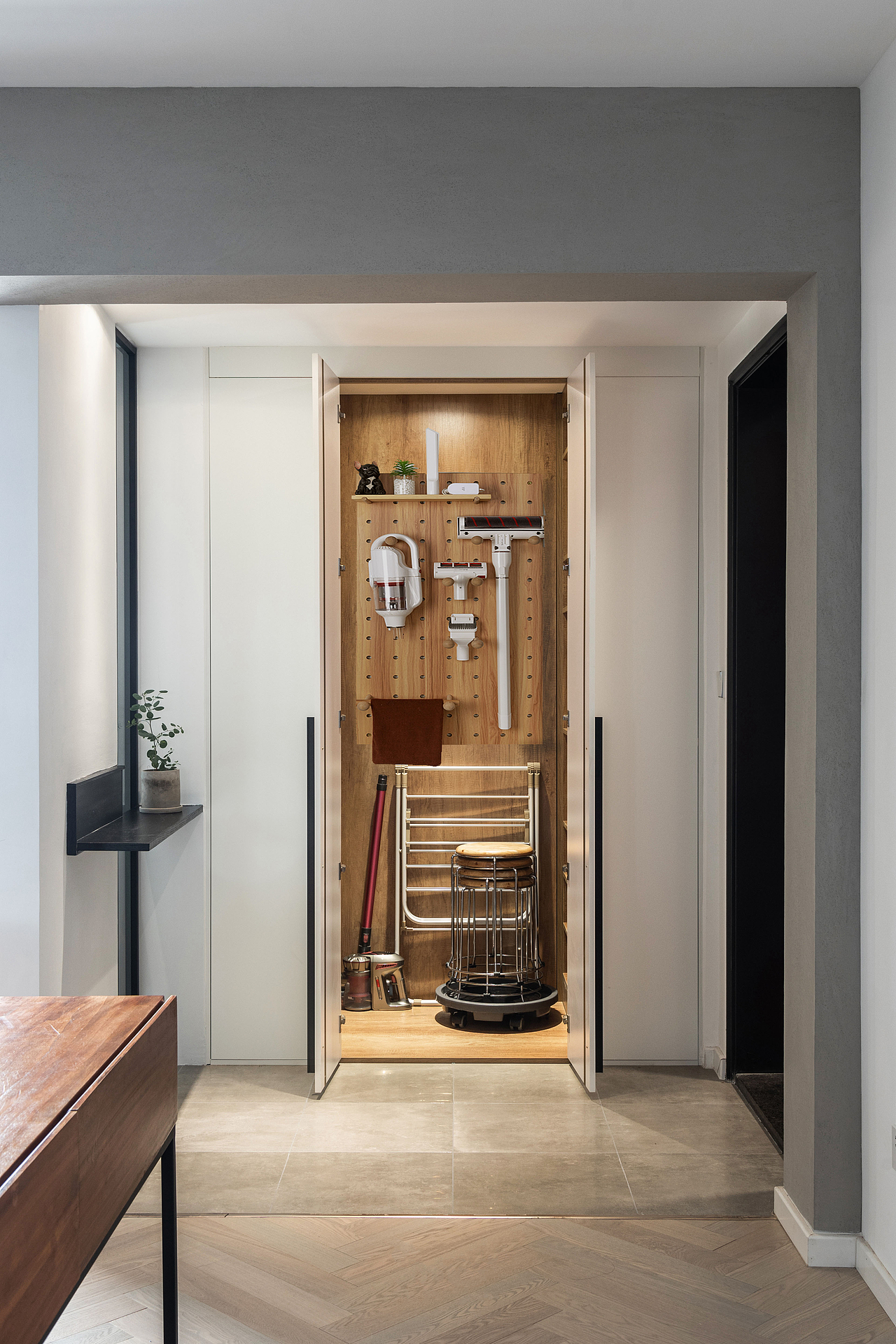 储物柜细细将他们的过去存放 br>两边内嵌式的收纳利用了空间的每一