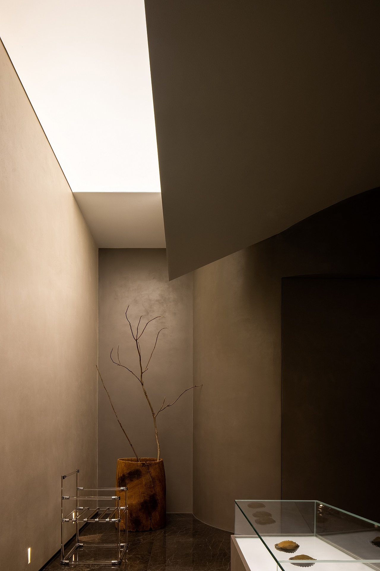 设计思考
<br>Thinking<br><br>这是介于商业与自我空间之间的一个“产品”,从过程到结果都让我沉浸于探索的意趣。场地既要挣脱传统海产品干货商店的束缚,代之以全然重塑的感观形象;同时也要依归空间既定的目标属性,承载着品牌由内生而外衍的表现与输出。<br><br><br><br>正是这种往复于极致拉扯中的模糊性,反而为设计的思考注入新的能量:它是一个“自我”的大众化场景。