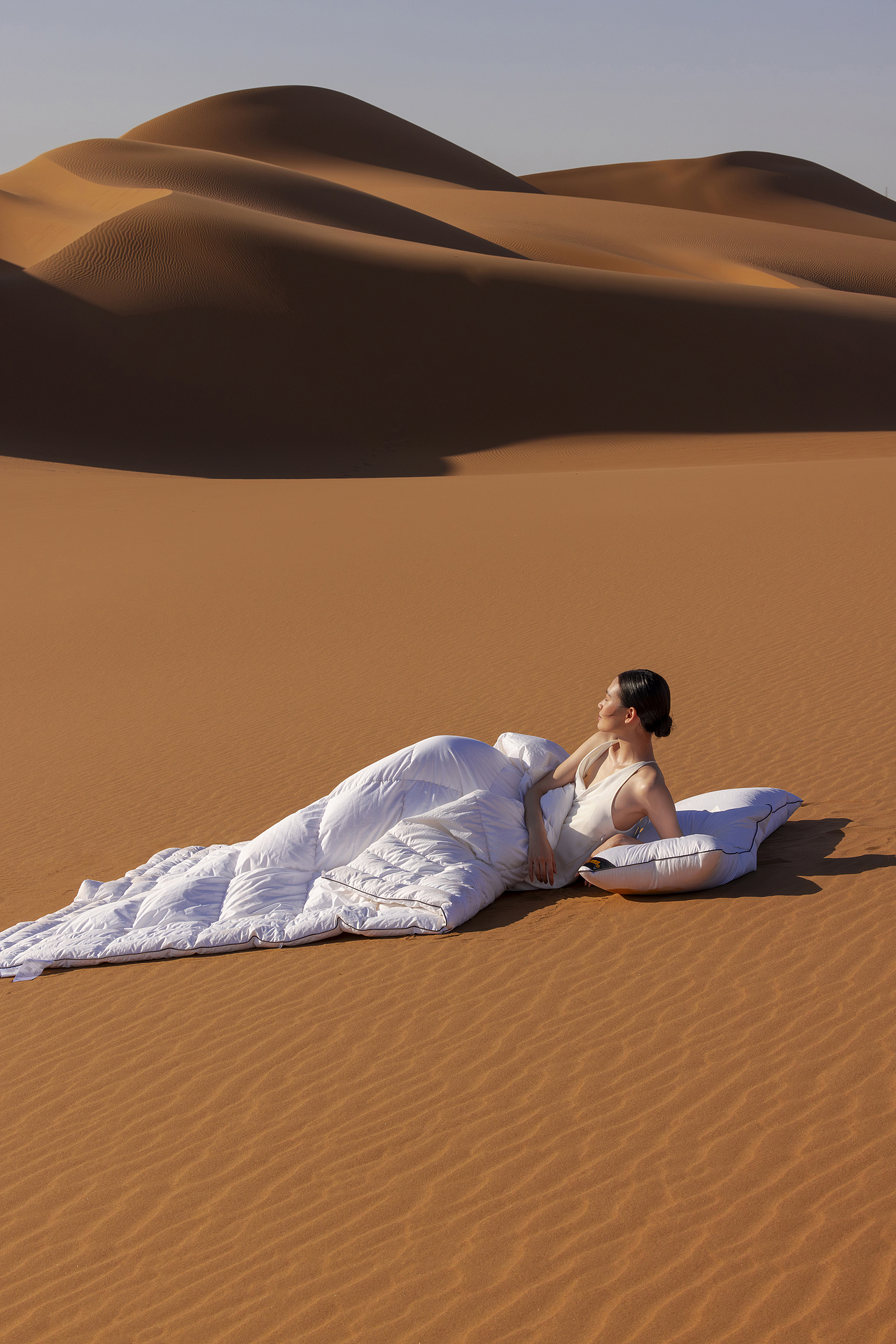 羽绒被和沙漠（图ZMzQ0NzU2NjIw） - 产品摄影 - 站酷设计师曹训创意视觉原创素材 - 站酷ZCOOL