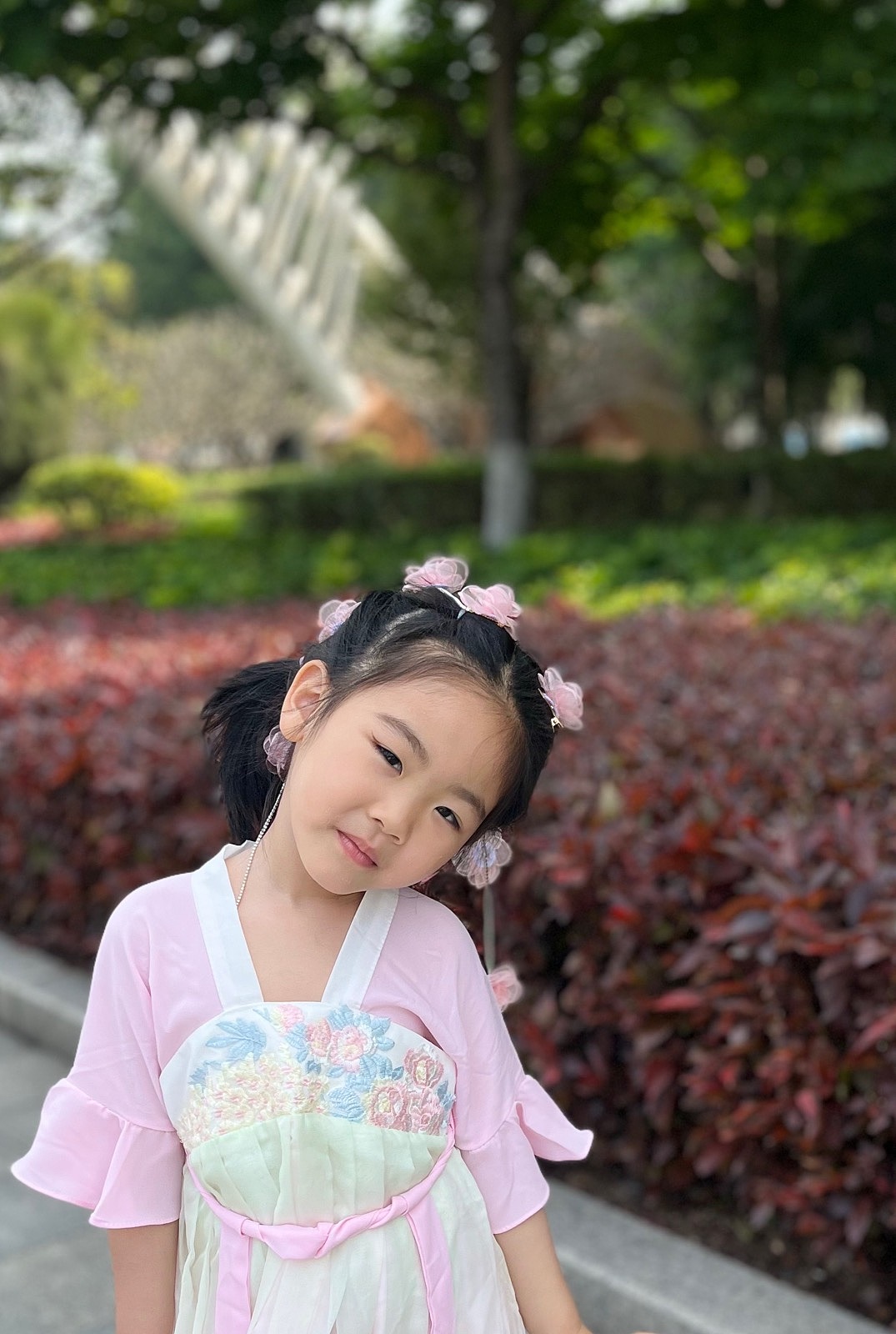 《姐妹照》小孩的快乐好简单，小时候那么傻想快点长大