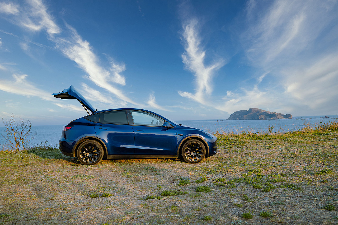 青岛海边露营:特斯拉 Model Y