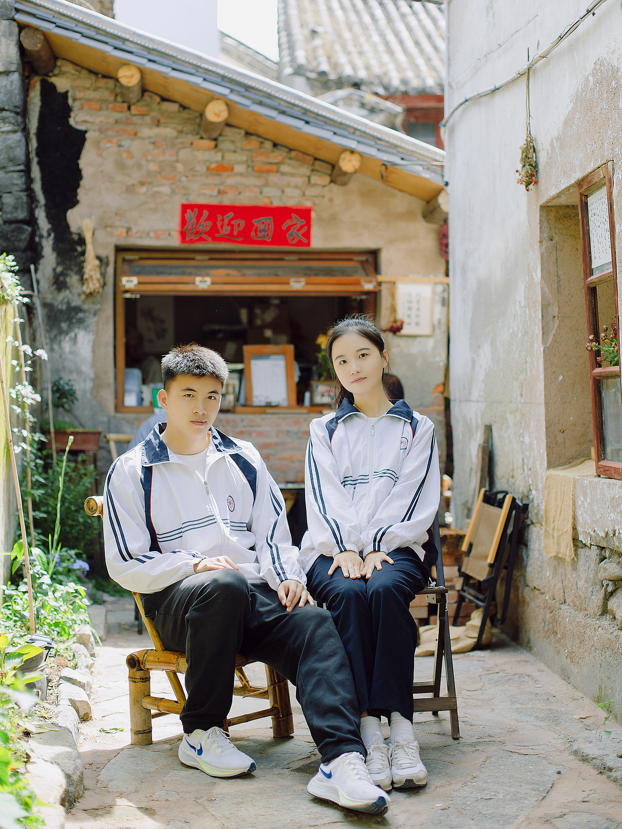 他俩高中毕业了