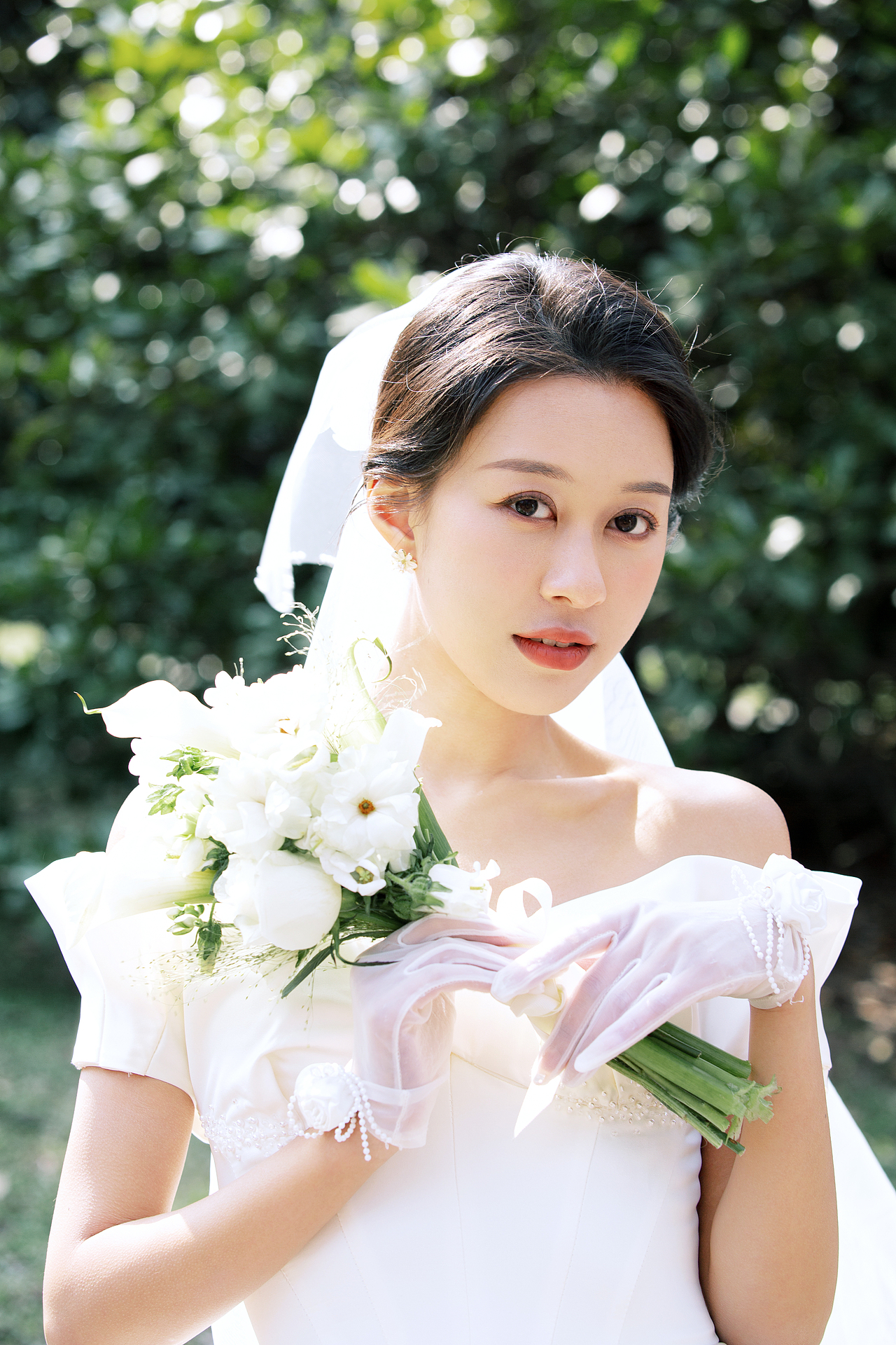 安利给备婚的小姐姐们,高级感电影风草坪婚纱照