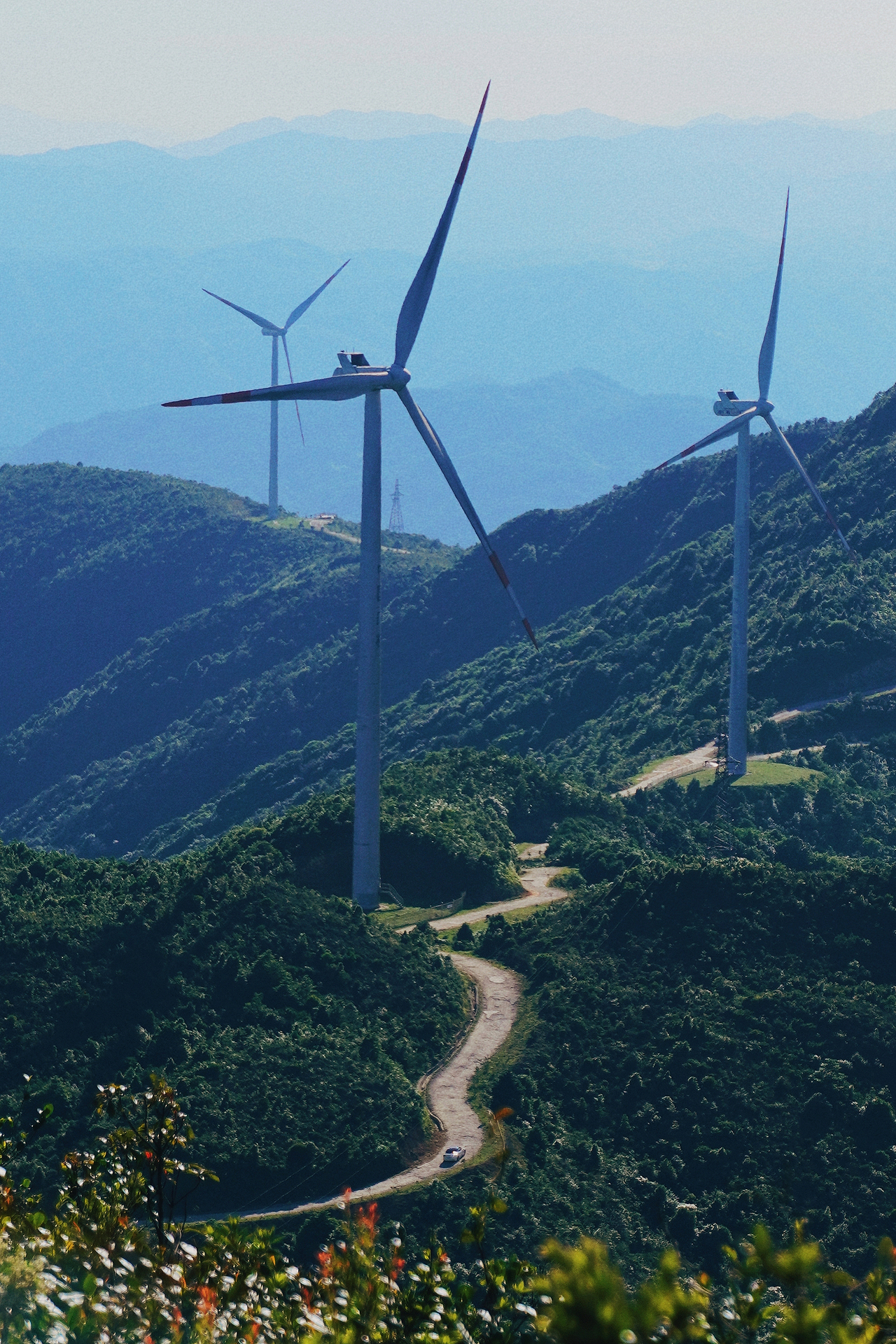 「旅行摄影」来到离天空最近的山顶看大风车（图ZMzcwMDQ2MDM2） - 风光摄影 - 站酷设计师灸炎原创素材 - 站酷ZCOOL