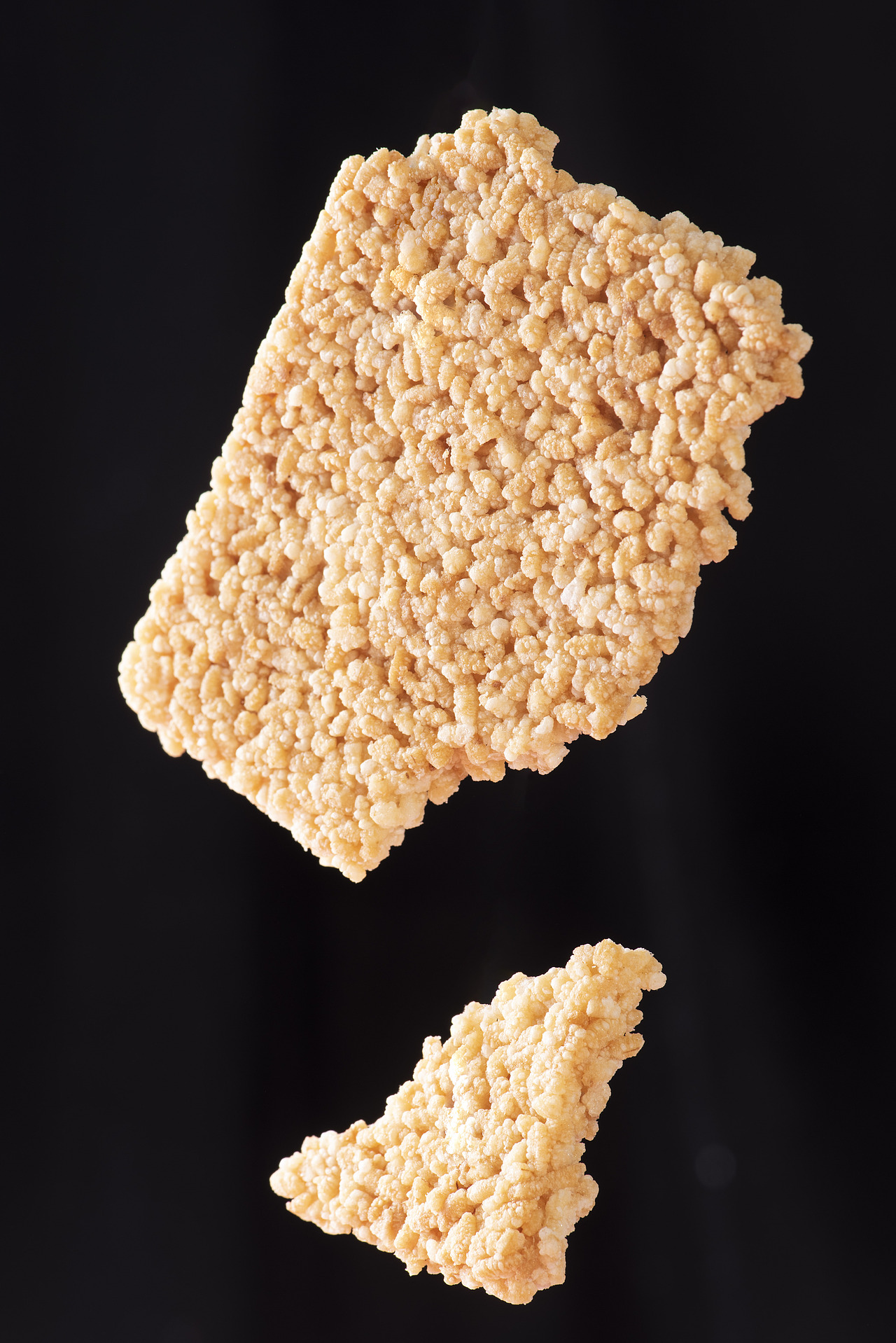 一口咬下,酥脆的米饼声音仿佛在诉说着美味的故事