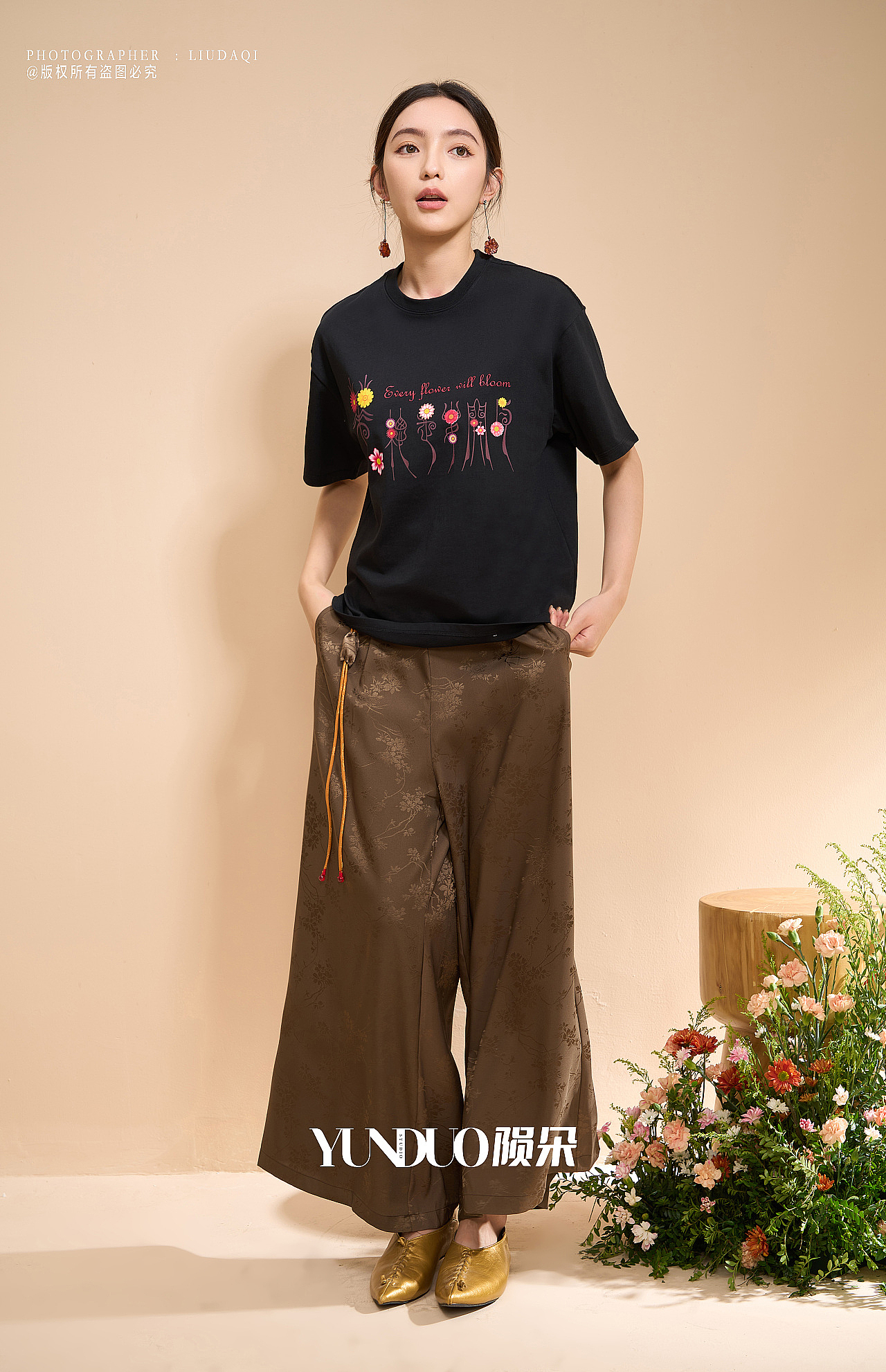 艺术家联名王超鹰 曼陀紫光 花总是要开的 T恤 上衣（图ZMzU0Nzk3ODE2） - 产品摄影 - 站酷设计师陨朵视觉顾问原创素材 - 站酷ZCOOL