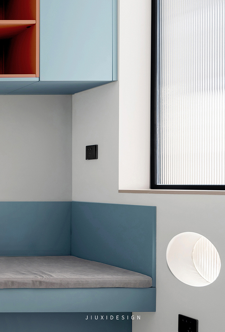 餐厅卡座旁的墙壁,设计了一个圆洞作为猫咪的动线活动区,同时还能提升装饰性和趣味性。隔断采用长虹玻璃,提升餐厅南向的采光。