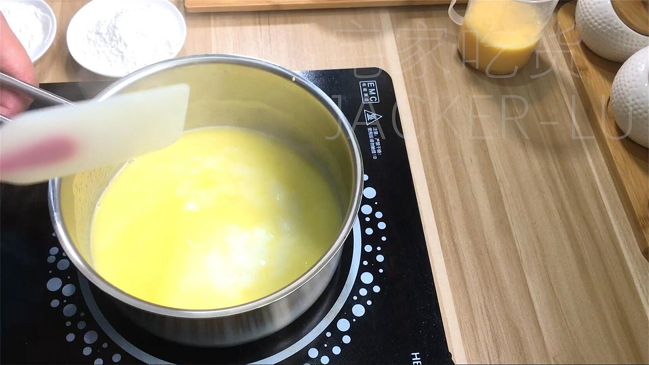 抹茶双色奶油泡芙,丝滑奶油与香醇抹茶,回味无穷。