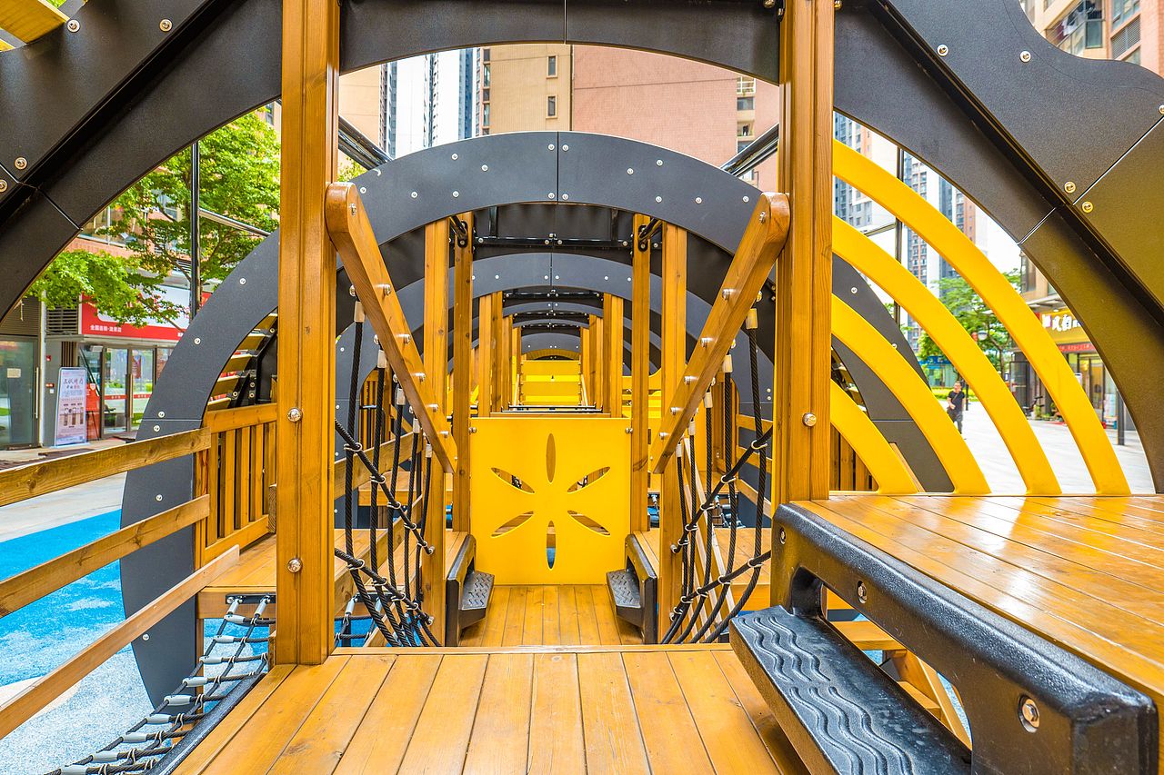 小区楼下的游乐设备,快乐可亲的“小蜜蜂”